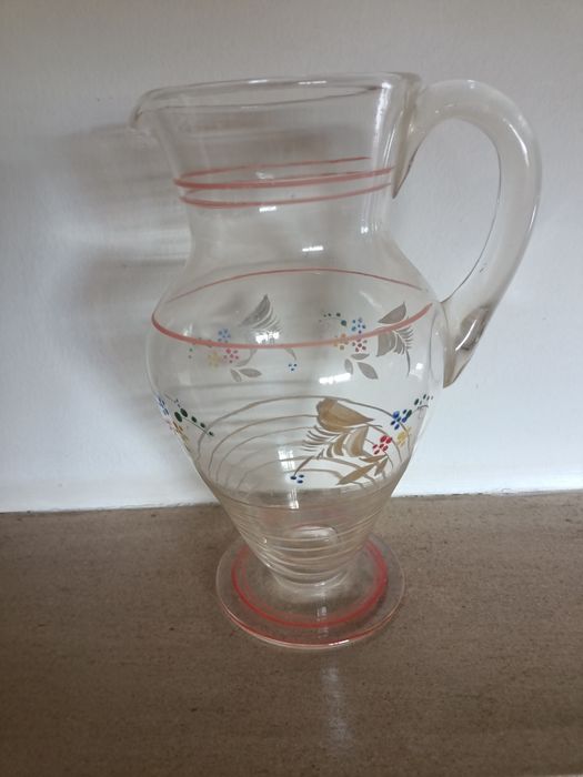 Jarro de vidro com bonitas flore pintadas á mão.