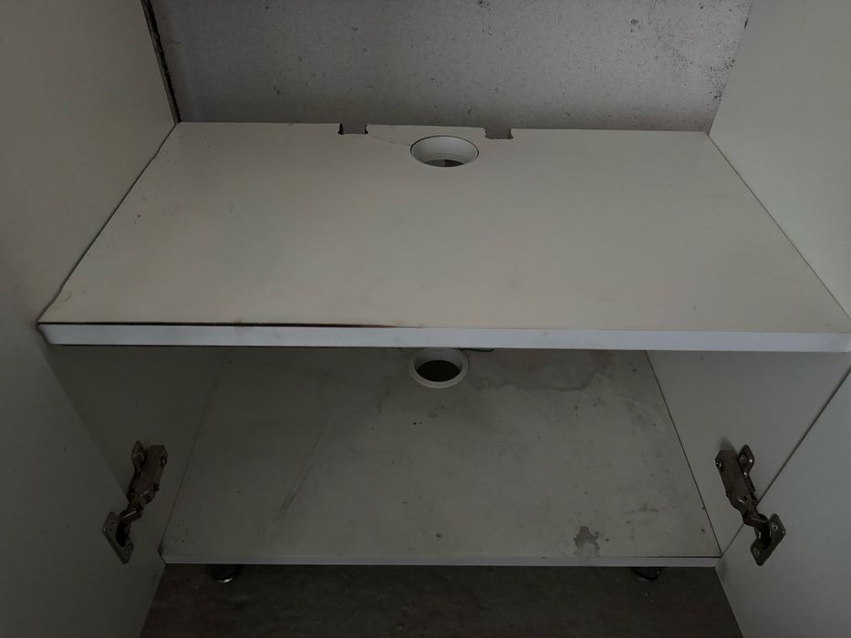 Тумба під раковину з раковиною.