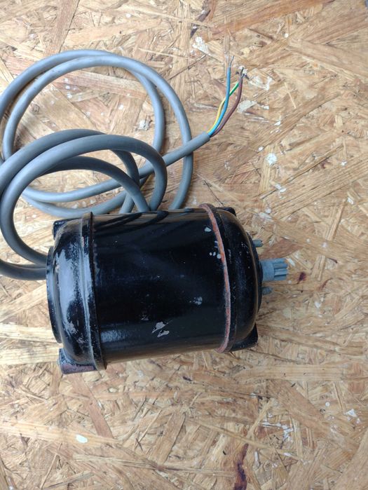 электродвигатель MEZ NACHOD MOT-1 UA 7FS4u 6w 220v 1320 об/мин Чехия