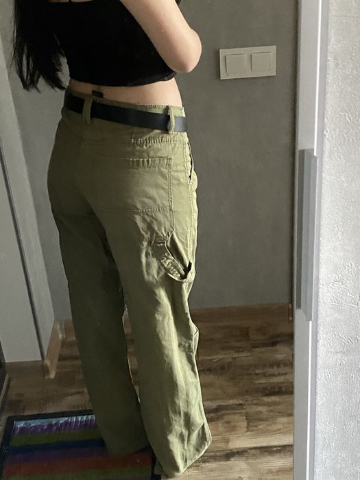 карго штани Bershka кольору хакі на низькій посадці