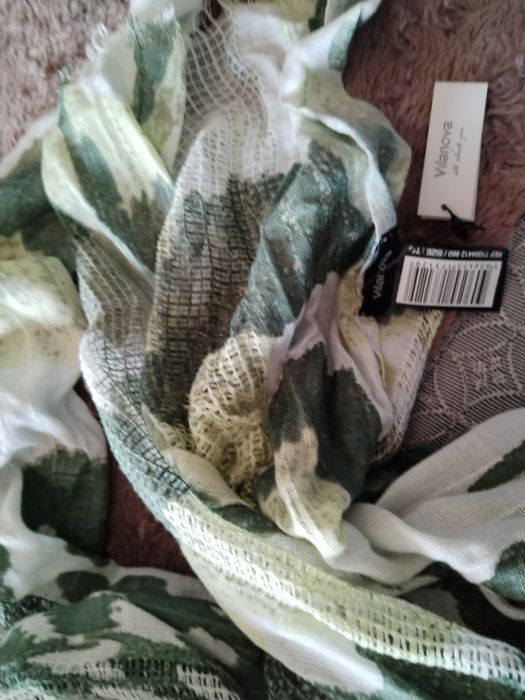 Scarf / Lenço Vilanova NOVO verdes

Novo com etiqueta

Lenço com tons