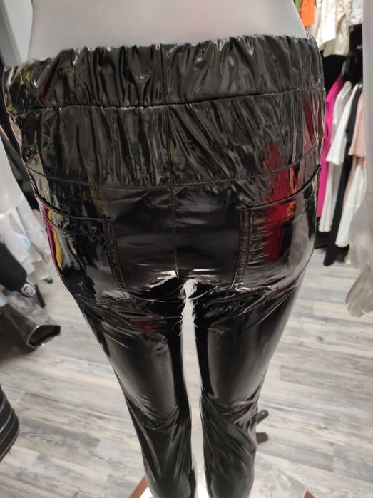 Piękne latexowe spodnie.