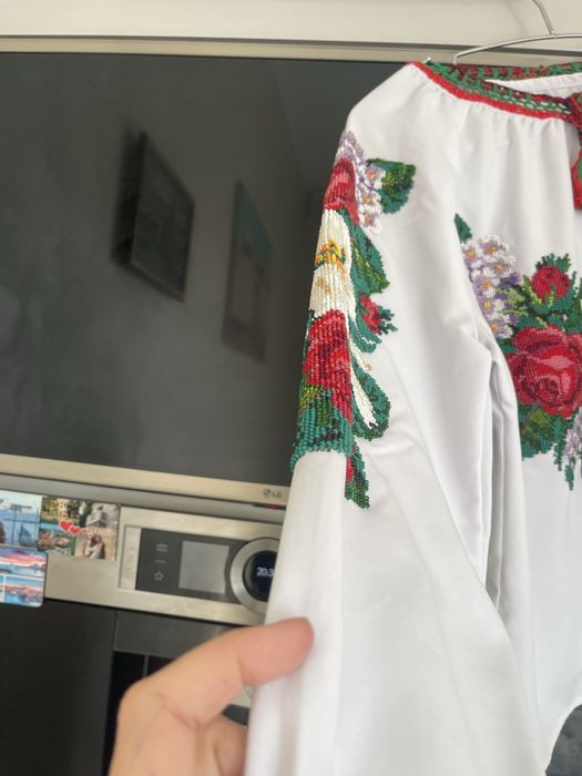 Вишита бісером сорочка