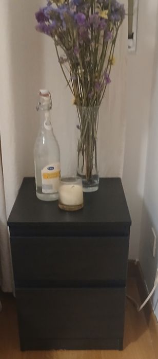 Cómoda e mesa de cabeceira pretas