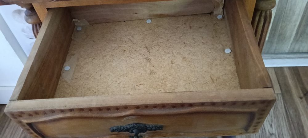 Mesa de cabeceira de madeira.