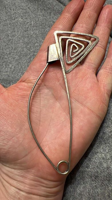 Duża, srebrna broszka