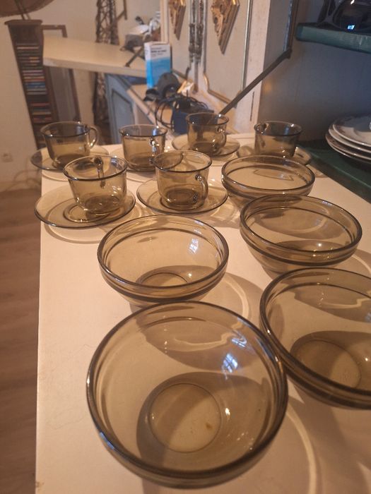 Conjunto de 6 chávenas de café e 6 pires de sobremesa