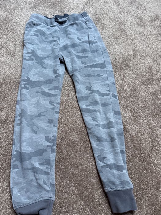 Spodnie dresowe na 13-14 lat marki Abercrombie szare