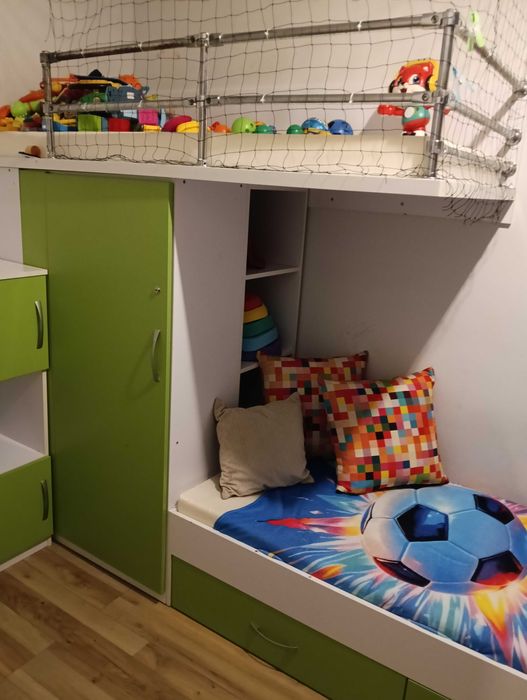 Łóżko piętrowe z szafką