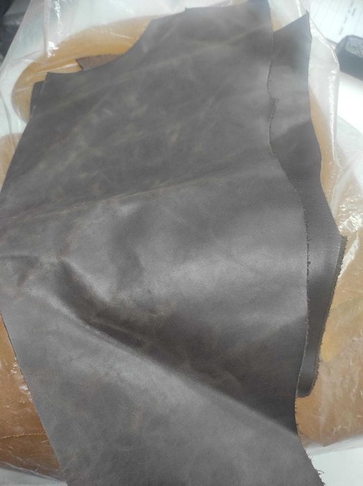 Vendo retalhos de pele / couro preto e outras cores