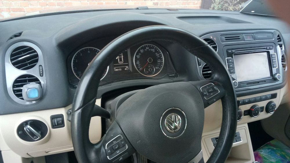 Автототранспорт Фольксваген-Тигуан серебристо серого цвета