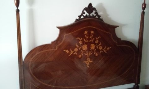 Cama de casal completa, cabeceira antiga marchetada