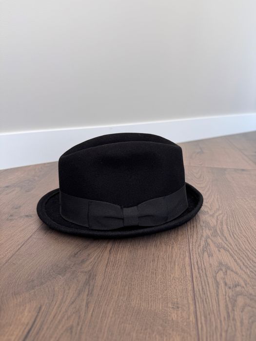 Чорний капелюх DIVIDED