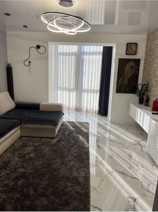 Продається велика  2-х кімнатна квартира з ремонтом. Постанови