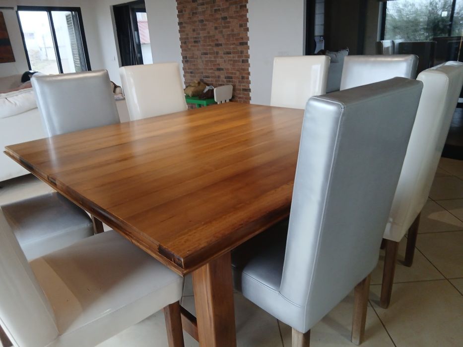 Mesa de.8 lugares em madeira com cadeiras