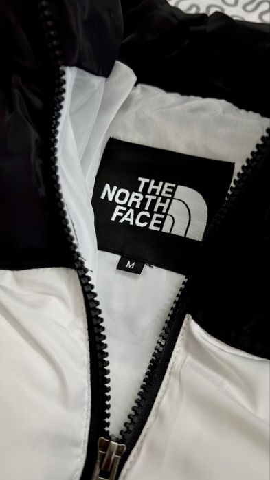 Biała kurtka The North Face rozmiar M