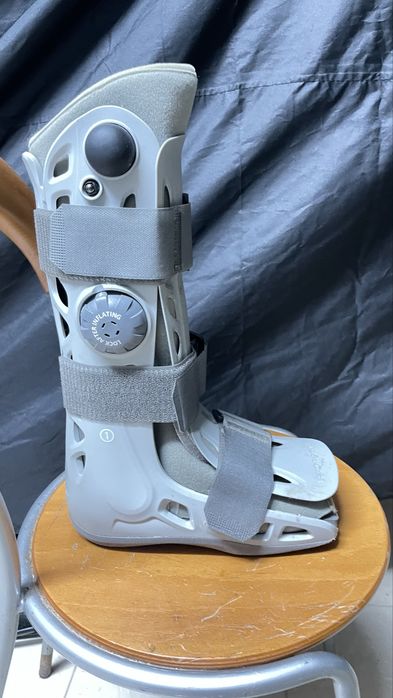 Bota orpedica , para uso de recuperacao cirugica ao pé