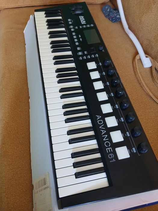 Миди клавиатура Akai advance 61