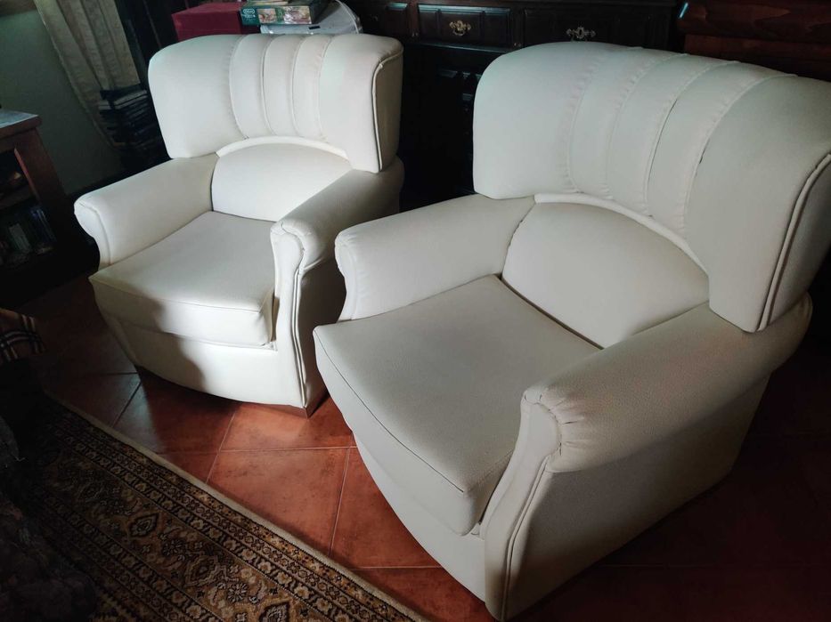Sofá-cama de 3 lugares e 2 poltronas em pele