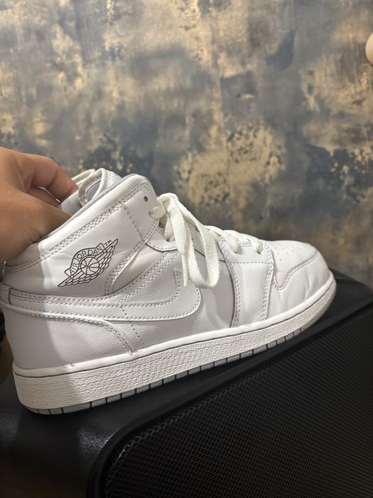 Nike Air Jordan 1 Mid Triple White