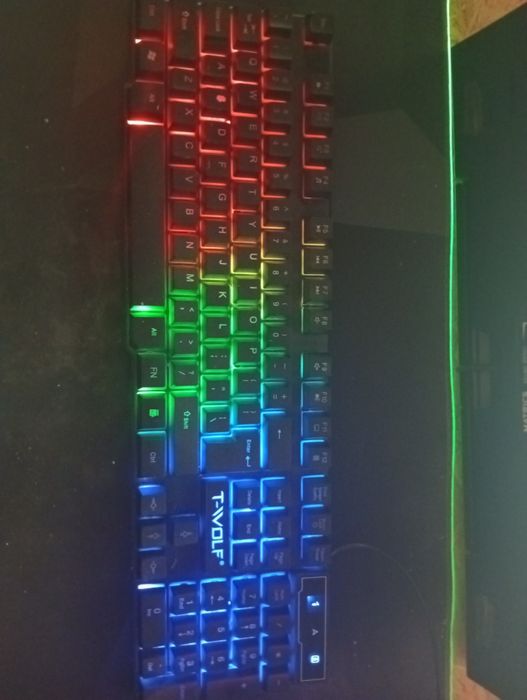 Teclado T-WOLF gamer 104 teclas