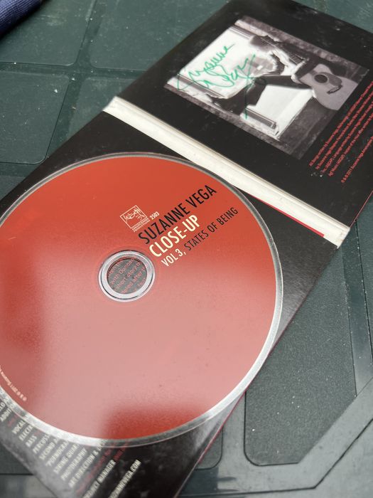 Suzanne Vega assinado