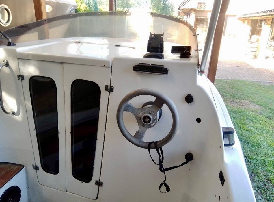 Łódź motorowa kabinowa