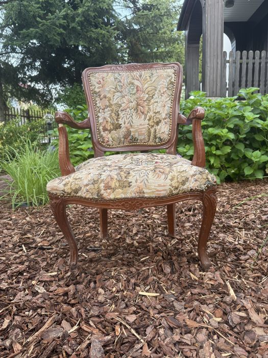 Stylowy stary fotel ludwikowski do renowacji