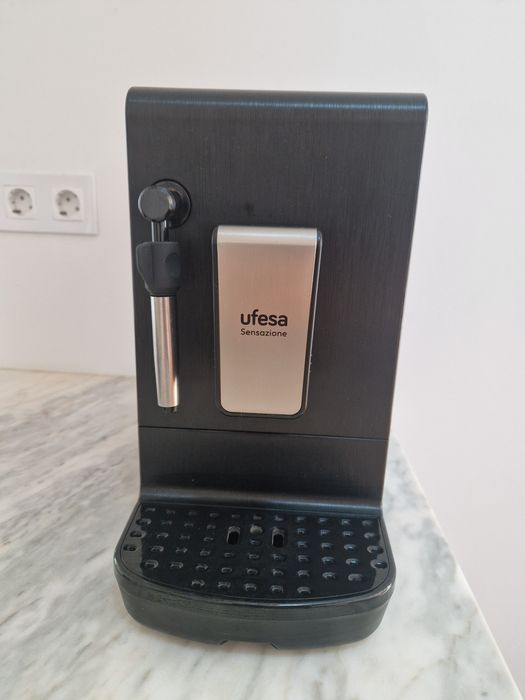 Máquina de café superautomática Ufesa Sensazione. Café em grão e moído, com bico vaporizador.