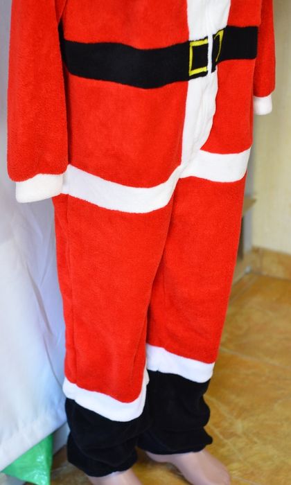 шапка новорічна 2 штуки ,костюм піжама діда мороза