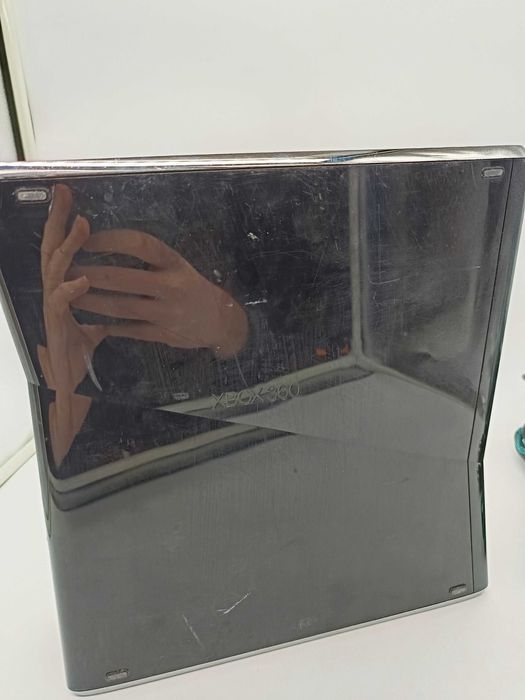 Konsola Xbox 360 S 250 GB + 2 pady + zestaw gier + sensor kinect