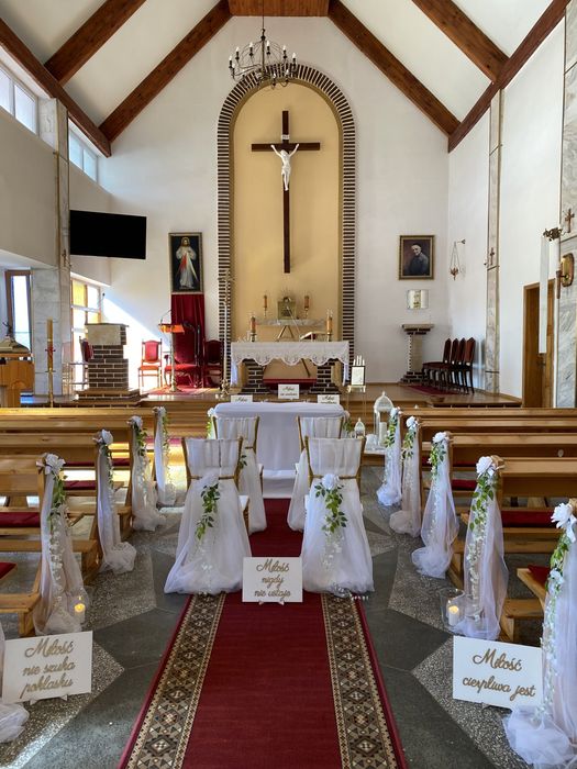 Slub kościół wesele  dekoracja lampiony tiule hymn miłości