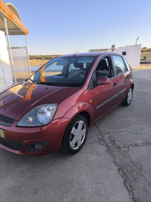 Ford Fiesta em muito bom estado geral
