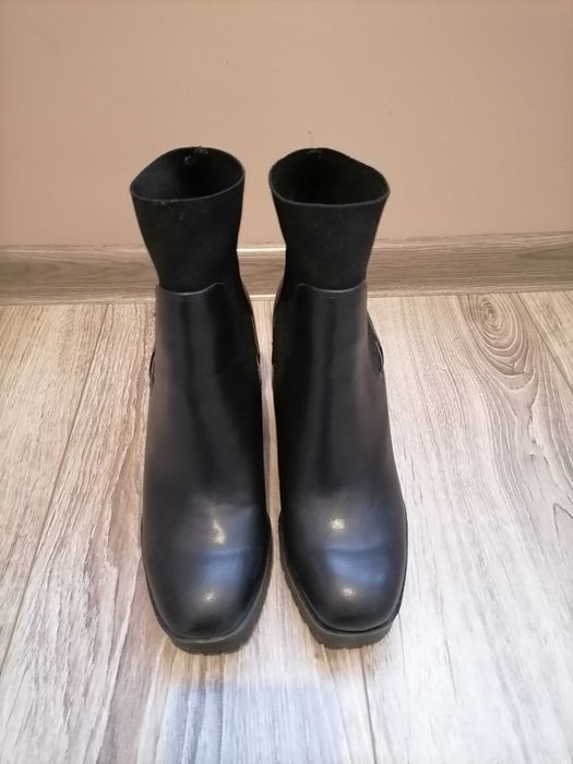 Czarne botki na obcasie Stradivarius