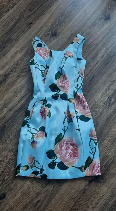 Elegancka sukienka w kwiaty MOHITO 34
