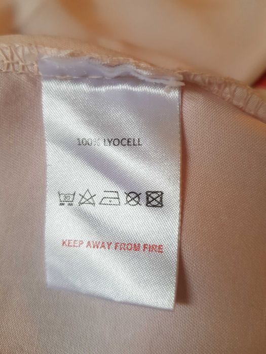 Bluzka koloru pudrowego różu.