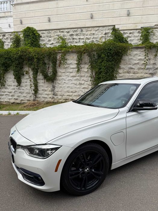 Продаю BMW 330e 2017р