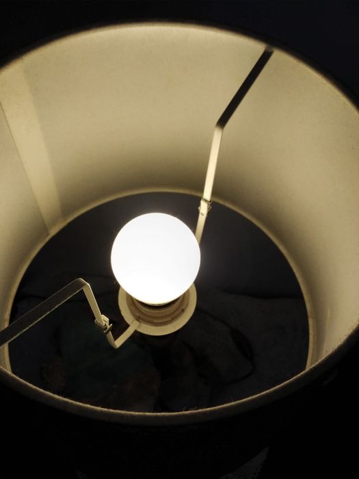 Candeeiro com urso na base.