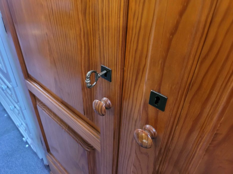 Roupeiro de três portas em madeira - Bom estado geral