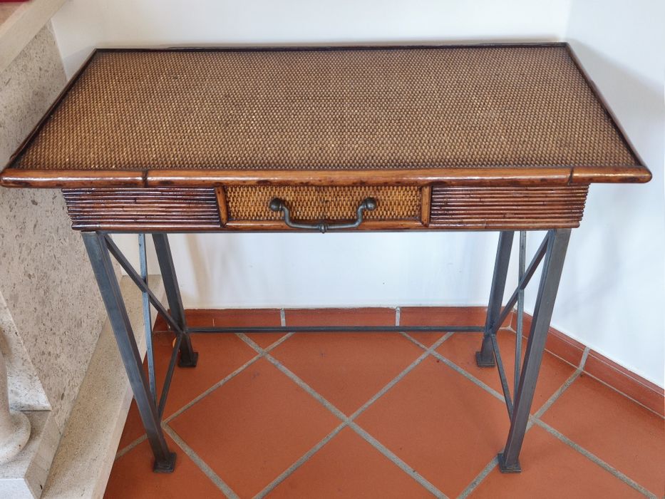 Consola em madeira e ferro