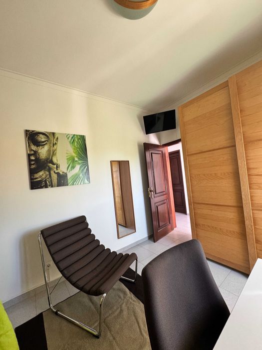 Arrenda quarto em andar de moradia em Queijas
