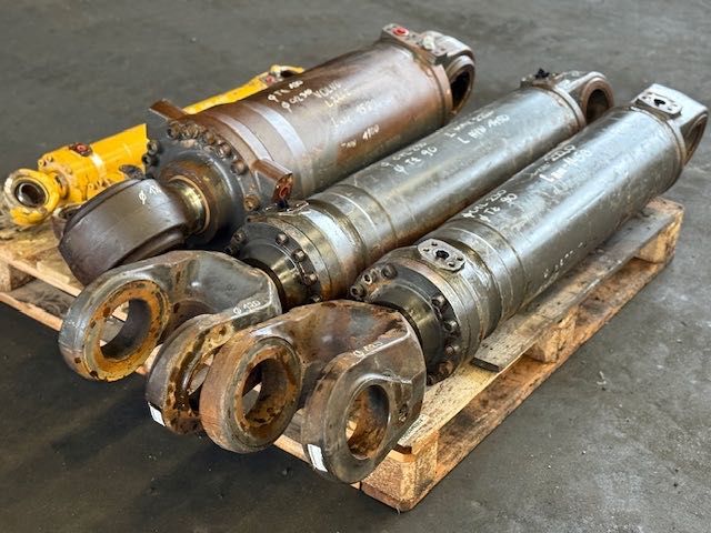 Volvo L 220 E USED HYDRAULIC CYLINDER komplet siłowników do ładowarki