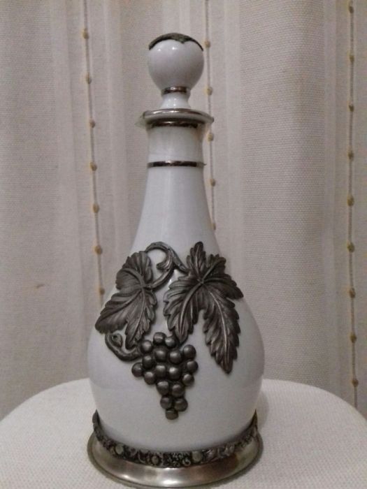 Jarra e cinzeiro com aplicações de estanho