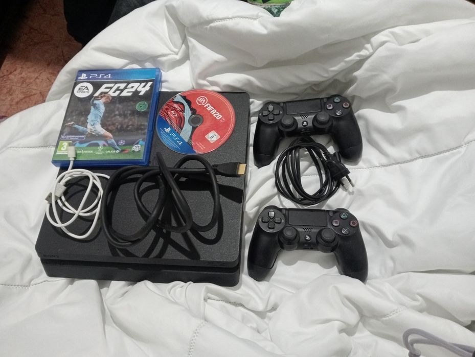 PS4 com carregador e fio pronto a usar +2 comandos+1 jogo FC 24 + jogo