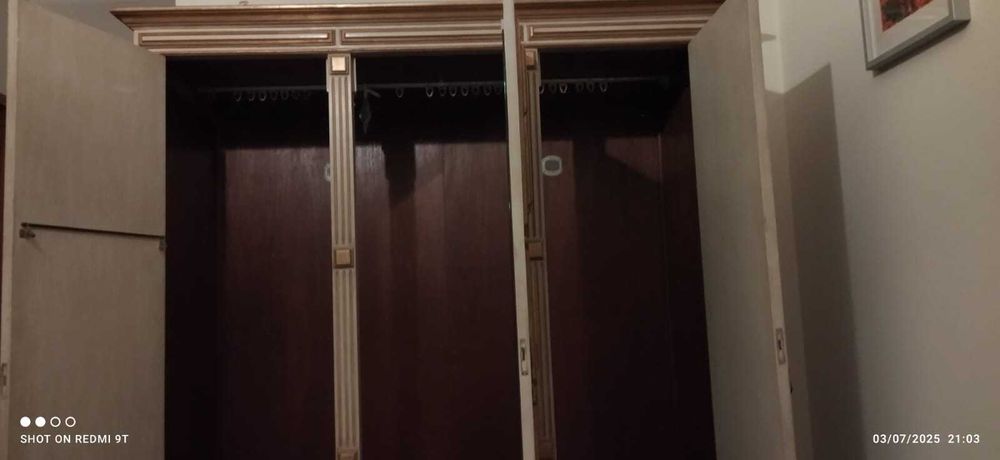 Roupeiro antigo lacado