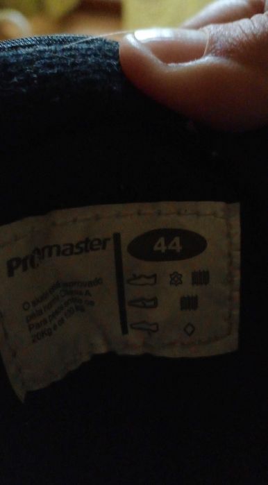 Conjunto de patins, protetores de joelhos e de mãos