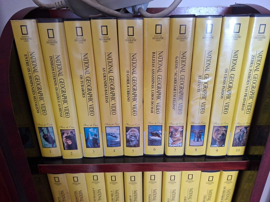 VHS Aviões e livros Guias de armas de guerra + 30 VHS National Geographic - Com armário arquivador