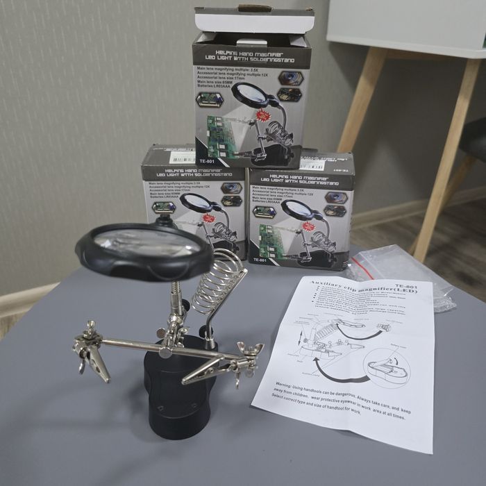 Третья рука TE-801 для пайки держатель плат с подсветкой