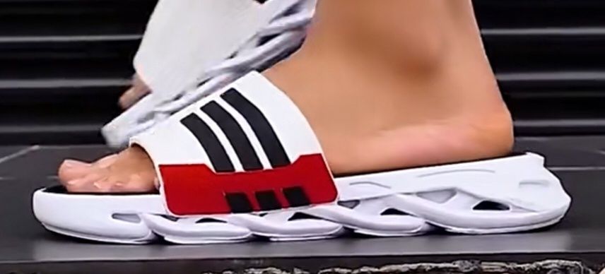 Chinelos de praia tipo Adidas