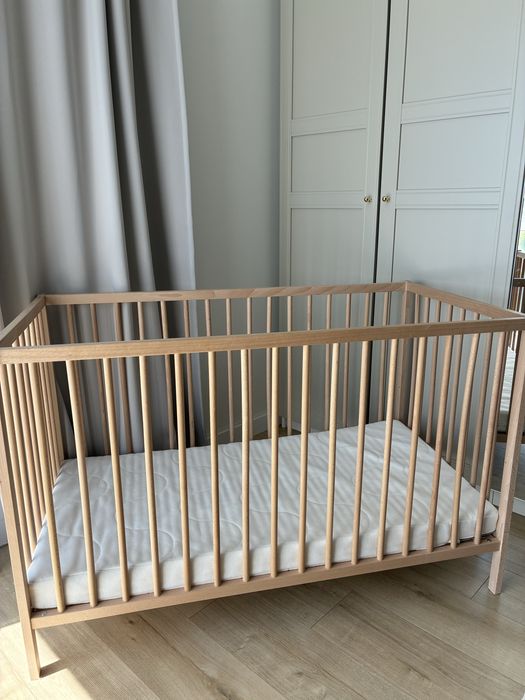 Lozeczko niemowlece ikea SNIGLAR z materacykiem, praktycznie nowe